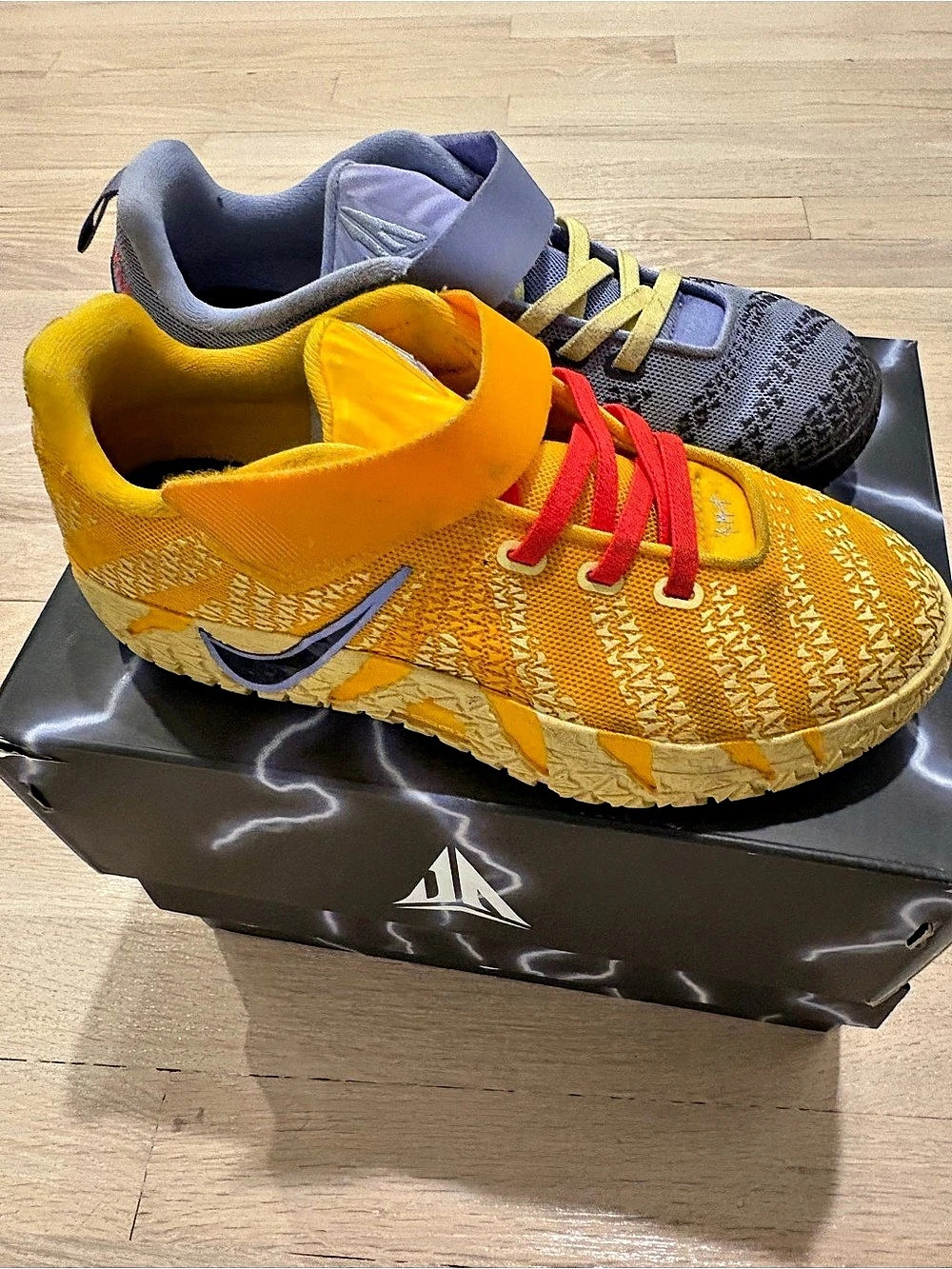Nike Kids Basketball Sneakers Yellow purple US 2.5 good condition ja 3